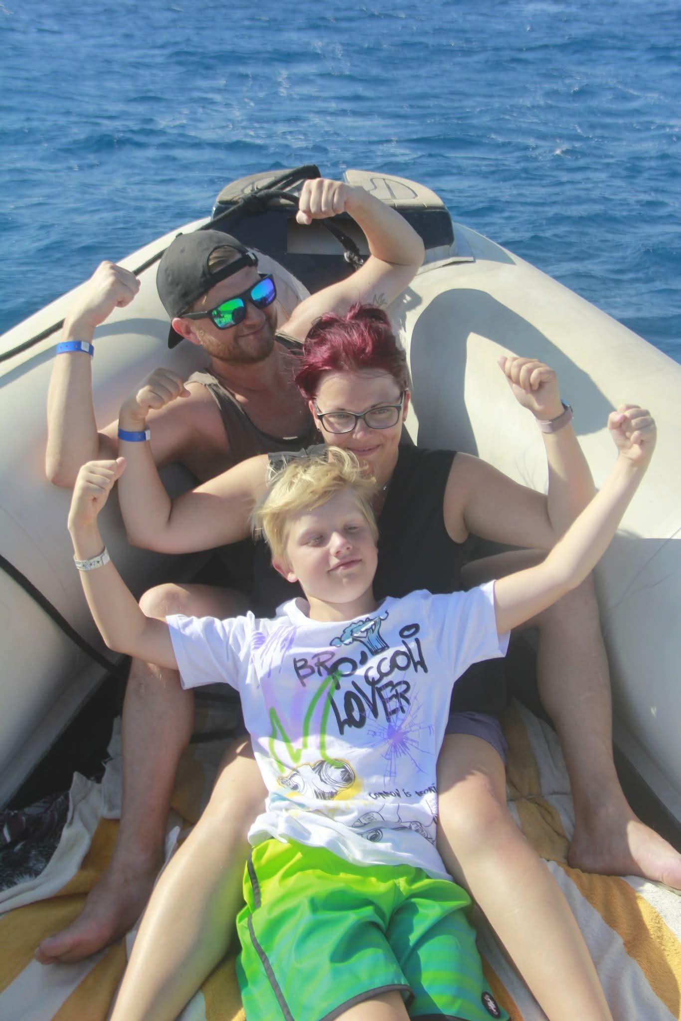 Gäste sitzen gemeinsam im privaten Speedboot