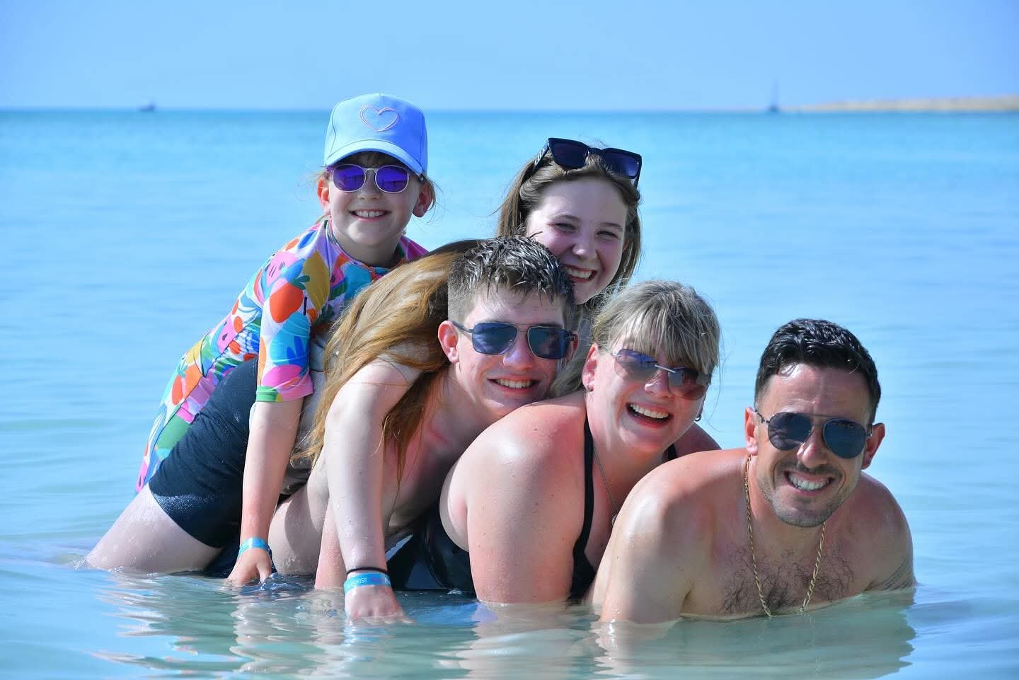 Groupe de voyageurs dans l’eau peu profonde au bord de la mer Rouge