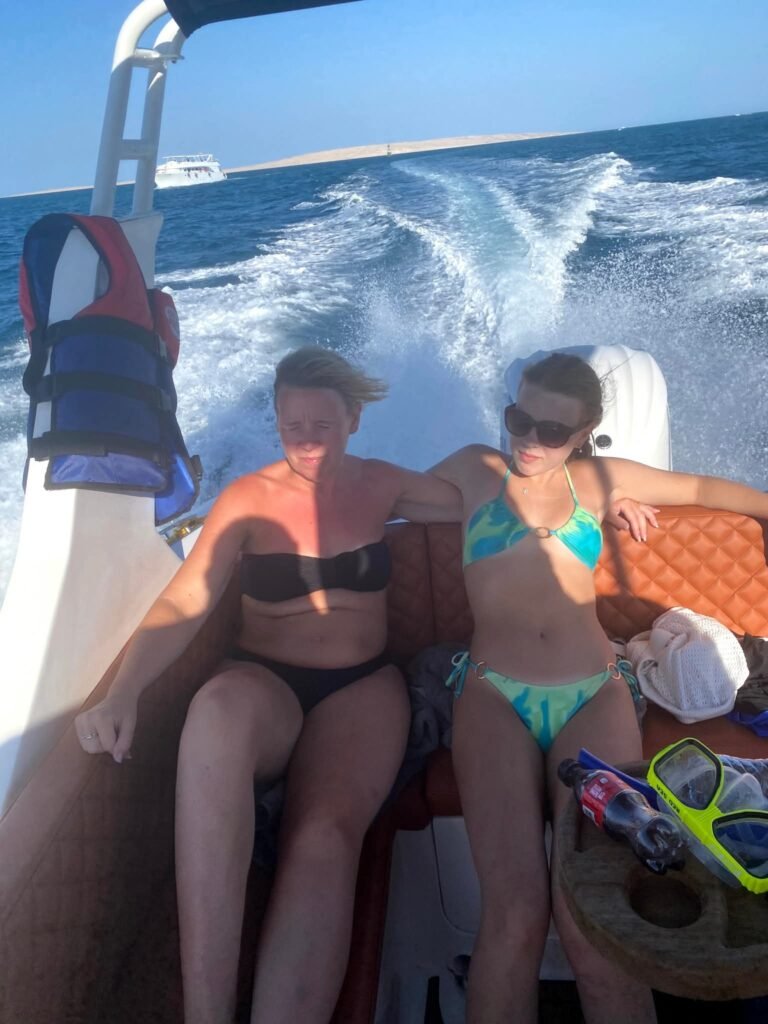 Gäste sitzen mit Schwimmwesten auf einem privaten Speedboot