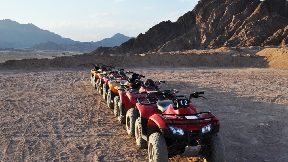Safari à Hurghada : quads stationnés au pied des montagnes du désert