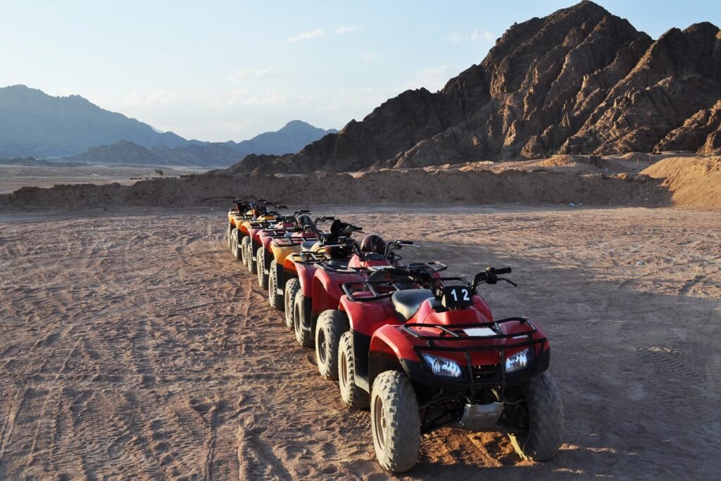 Reihe von Quads vor felsigen Bergen in der Wüste bei Hurghada