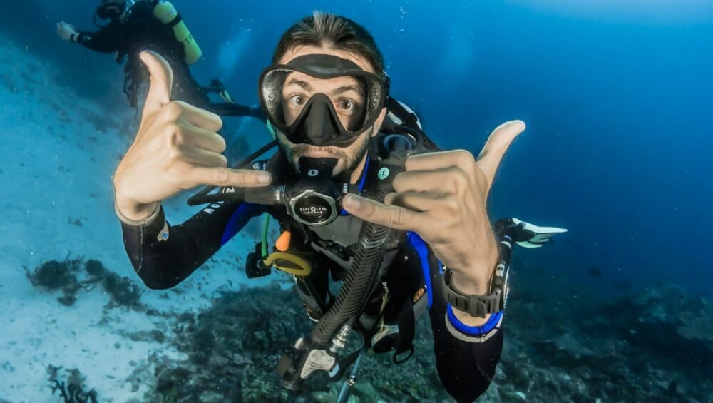 Taucher zeigt Handzeichen beim Tauchen in Hurghada 2026