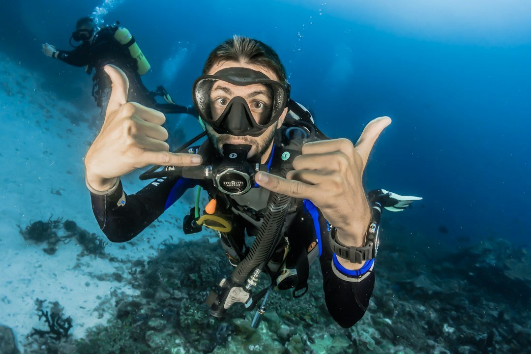 Taucher zeigt Handzeichen beim Tauchen in Hurghada 2026