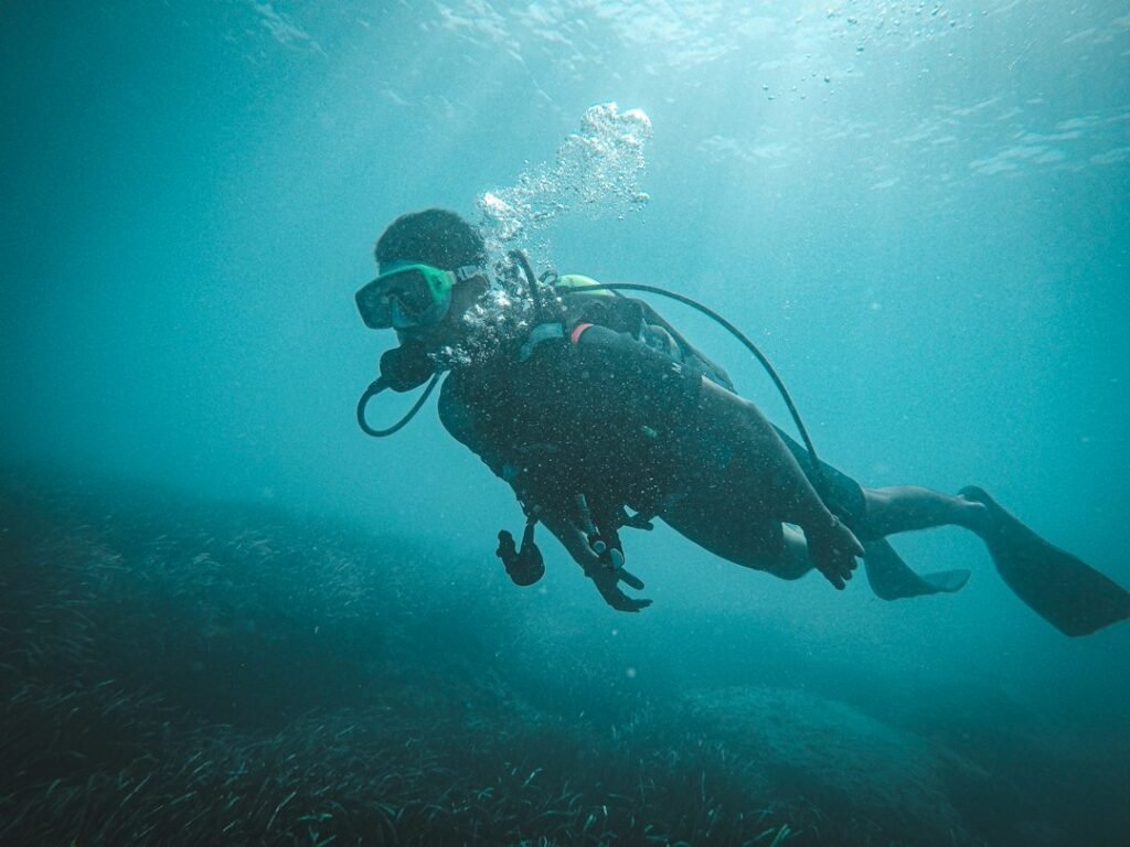 Taucher mit Flasche und Maske im Roten Meer
