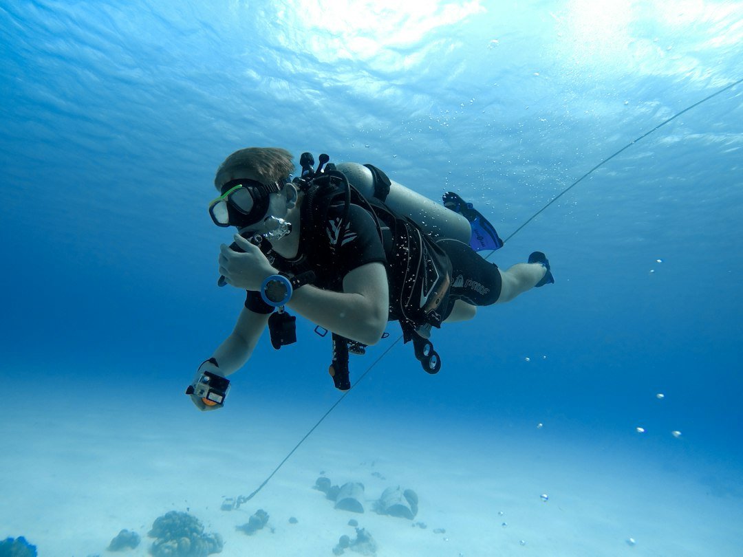 Echter Taucher unter Wasser beim Tauchen in Hurghada 2026