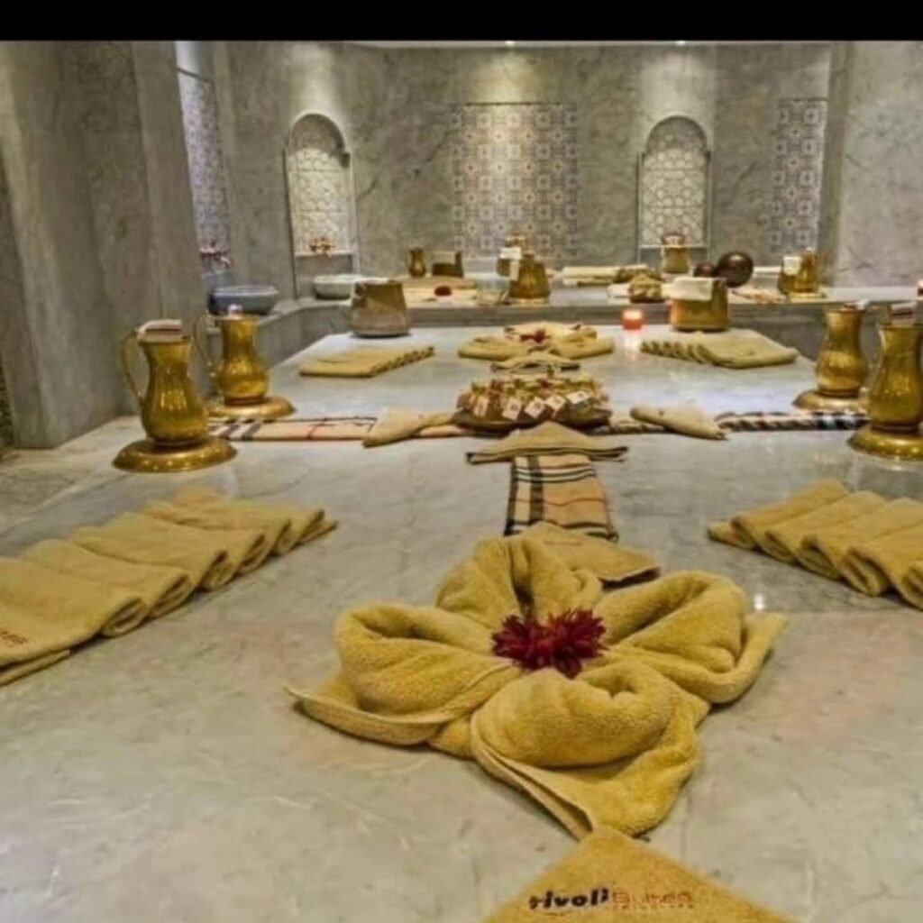 Hamam-Innenraum mit Steinliegen und gefalteten Handtüchern – Ausstattungsbeispiel