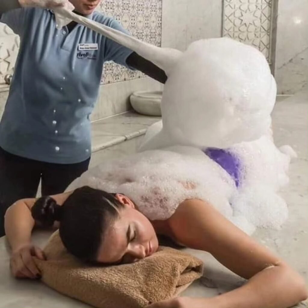 Türkisches Bad Hurghada – Schaummassage auf einer Hamam-Liege als Symbolfoto
