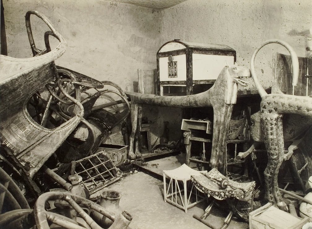 Historische Aufnahme der Vorkammer von Tutanchamuns Grab um 1922